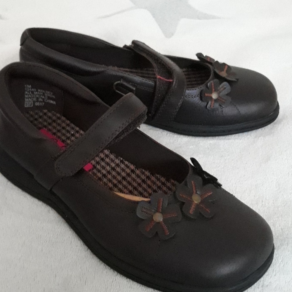 Nwot never worn Girls brown mary jane type shoes